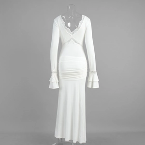 Détail d'une robe blanche à col en V avec dentelle et design froncé au dos