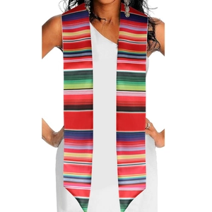 Écharpe de remise de diplôme mexicaine à rayures colorées portée par un mannequin