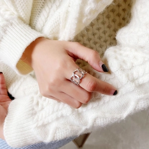 Minimalist S925 sterling silver interlocking circle open ring on finger for women