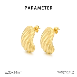 Détail des créoles croissant en or 18 carats avec texture spirale et taille 25x14mm