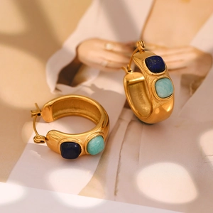 Dettaglio di orecchini a cerchio in oro 18K con pietre naturali blu e verdi incastonate