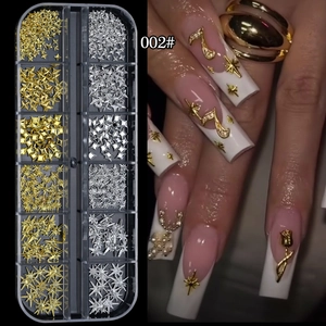 Dettaglio del kit 12 griglie con ciondoli per nail art oro e argento e display su modella