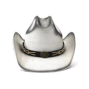 Détail d'un chapeau de cow-boy tressé argenté avec bandeau en cuir et emblème de taureau