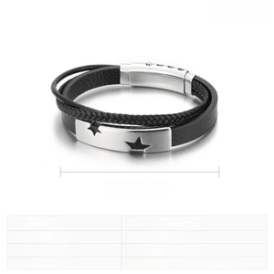 Dettaglio del bracciale multistrato in pelle con chiusura a stella in acciaio