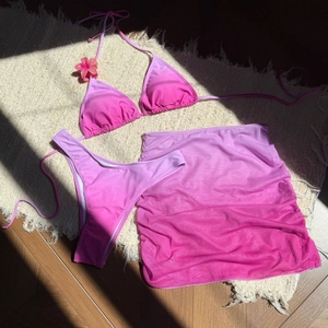 Bikini 3 pièces dégradé rose avec décoration florale et jupe de plage en maille froncée