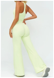 Détail du pantalon de yoga évasé vert clair et haut dos nageur en tissu extensible