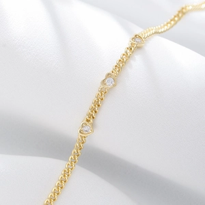 Dettaglio ravvicinato del bracciale a cuore in argento S925 dorato con pietre di zircone
