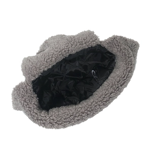 Dettaglio del cappello da aviatore in peluche grigio con fodera trapuntata nera