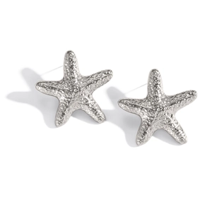 Primer plano de pendientes de estrella de mar plateados con acabado mate texturizado