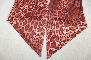 Détail du tissu à imprimé léopard avec coupe irrégulière de l'ourlet et doubles coutures