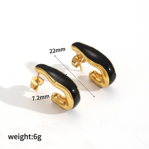 Detailansicht schwarzer Emaille C-Ohrringe mit 22 mm Höhe und 7,2 mm Breite