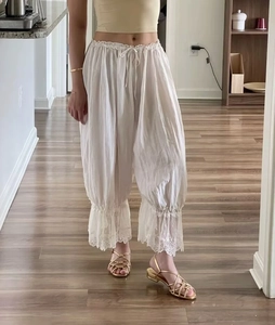 Nahaufnahme der weißen Boho-Pluderhose mit feinem Spitzenbesatz an den elastischen Bündchen