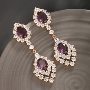 Vue détaillée de boucles d'oreilles ovales violettes avec serti pavé en or rose