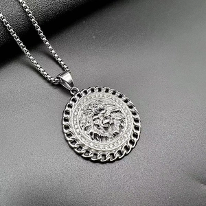 Dettaglio macro della collana in acciaio inossidabile argento con ciondolo a testa di leone