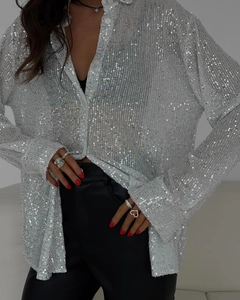 Gros plan d'une chemise à paillettes argentées avec col classique et détails de boutons