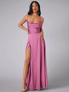 Détail d'une robe dos nu en satin violet avec fente haute et texture soyeuse