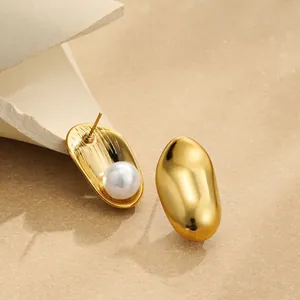 Orecchini minimalisti in acciaio inossidabile dorato con accenti di perle bianche lucide