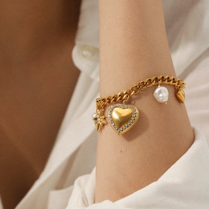 Goldenes Gliederkette-Armband mit Kristallherz, Barockperle und Stern-Anhängern