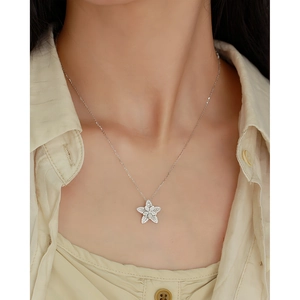 Dettaglio della collana a stella in argento s925 con diamanti su una modella donna