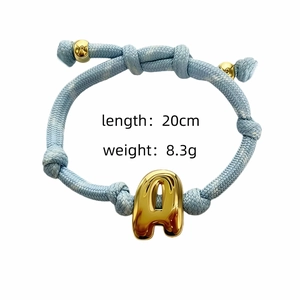 Blaues Kordelarmband mit goldenem Bubble-Buchstaben A Anhänger und Produktmaßen