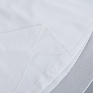 Vue macro détaillée du tissu en maille blanche montrant la texture aérée et les finitions