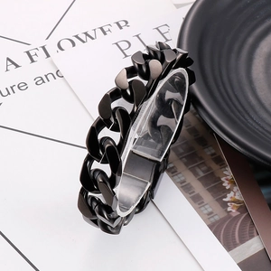 Détail macro du bracelet gourmette en acier inoxydable noir brillant pour hommes à maillons