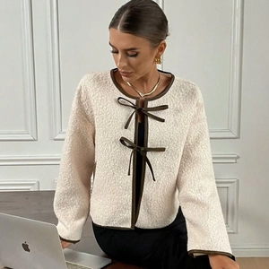 Veste en polaire crème avec bordures brunes et nœuds décoratifs, style de bureau chic