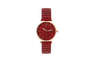 Dettaglio dell'orologio con quadrante rosso vino, motivo a foglie e cinturino elastico