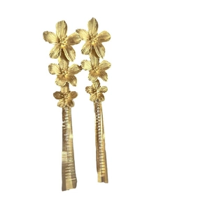 Boucles d'oreilles fleurs dorées élégantes avec pétales superposés et longues franges