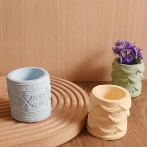Détails du relief de flocons de neige et de rideaux sur bougeoirs cylindriques