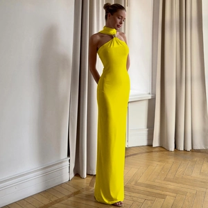 Elegante abito lungo giallo brillante con scollo all'americana e spacco laterale