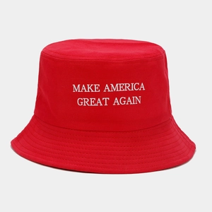 Détail de la broderie blanche sur un chapeau bob rouge en coton avec coutures soignées