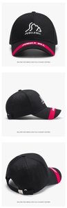 Vues sous trois angles d'une casquette noire avec bord rouge, broderie et boucle métal