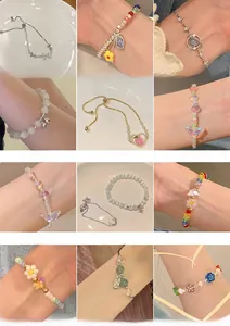 Colección detallada de 12 pulseras elegantes con perlas y colgantes de mariposa