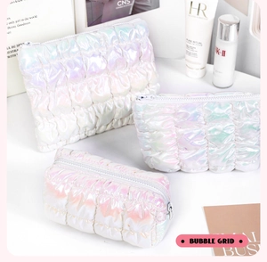 Set detallado de tres neceseres de maquillaje iridiscentes con acolchado blanco perla