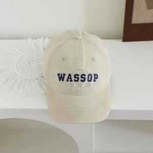 Casquette beige en coton pour enfant avec broderie WASSOP bleue sur tapis à franges