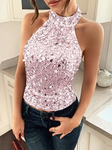 Detailaufnahme eines eleganten rosa Pailletten-Haltertops für Damen mit Glanz