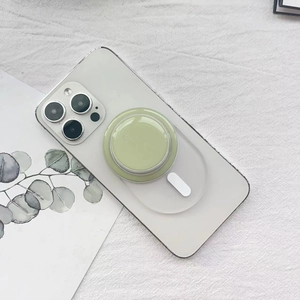 Dettaglio del supporto MagSafe verde pieghevole applicato a una cover bianca