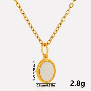 Détail d'un pendentif ovale en nacre blanche sur collier en acier inoxydable doré
