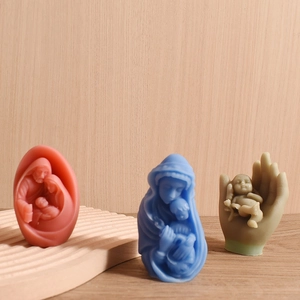 Vue détaillée des bougies d'art de la Sainte Famille, de la Madone et de l'enfant et de l'ange