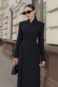 Détail du manteau noir élégant à coupe ajustée avec design à quatre boutons et épaulettes
