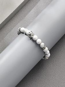 Detailaufnahme des 8mm Weißtürkis-Perlenarmbands mit silbernem Kronenanhänger auf Display
