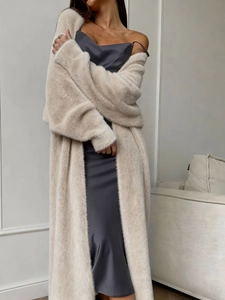Elegante cardigan lungo in maglia bianco crema effetto visone con texture soffice da donna