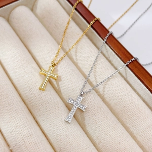 Collier pendentif croix hip hop avec zircon incrusté en finitions or et argent