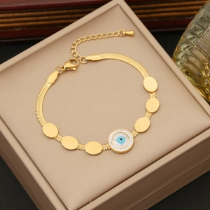 Goldenes Armband mit blauem Evil Eye Anhänger und funkelnden Kristallen an feiner Kette