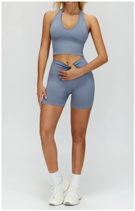 Detail von graublauem Halter-Yoga-BH und High-Waist-Shorts mit atmungsaktivem Seitenmuster