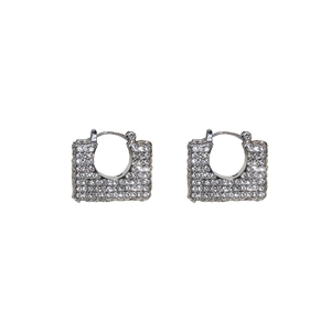 Eleganti orecchini quadrati in argento con strass scintillanti per un look geometrico