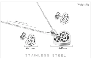 Détails de l'ensemble collier et boucles d'oreilles cœur évidé avec gravure mãe