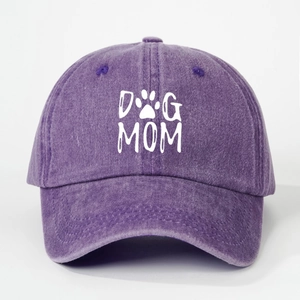 Détail de l'imprimé DOG MOM et motif patte sur casquette de baseball en coton violet