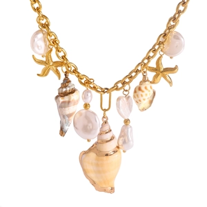 Elegante 18k vergulde ketting met barokparels en hangers van schelpen en zeesterren